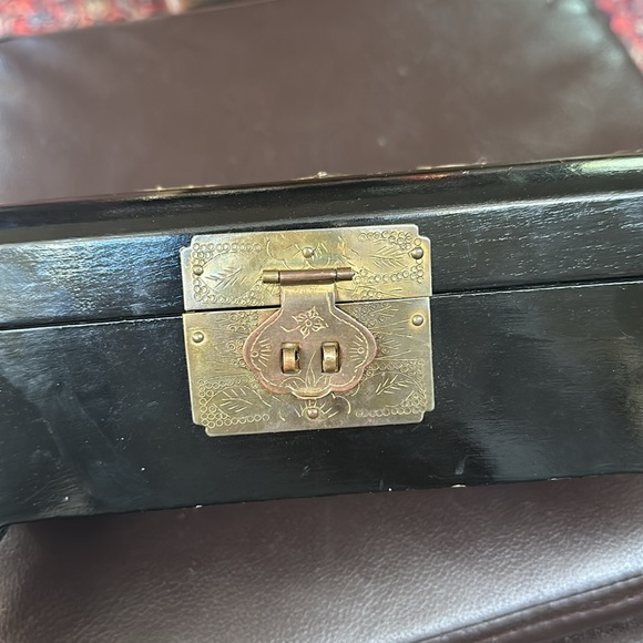 Vintage black wood and brass jewelry box - Picture 9 of 13